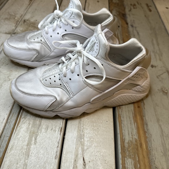 NIKE AIR HUARACHE TRIPLE WHITE 2021 SIZE 9.5 In Women's Size Preowned - Picture 1 of 16